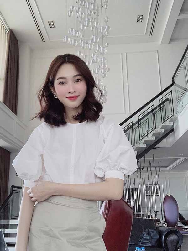 Con gái Đặng Thu Thảo lau dọn phụ mẹ dù đi chưa vững