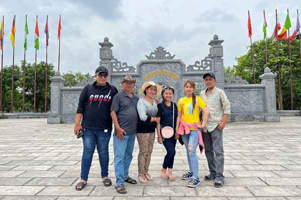 Đại gia đình 3 thế hệ đi gần 3.500 km xuyên Việt bằng xe máy