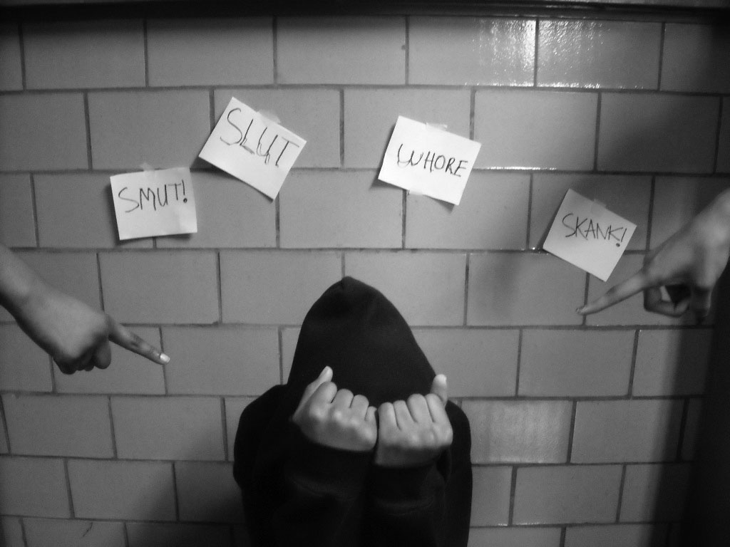 “Đổ lỗi nạn nhân” – hồn nhiên đồng lõa cùng cái ác