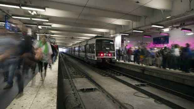 Dừng cả tuyến tàu để đón một cậu bé chào đời