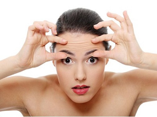 3 thói quen làm sụp mí mắt chị em nên biết