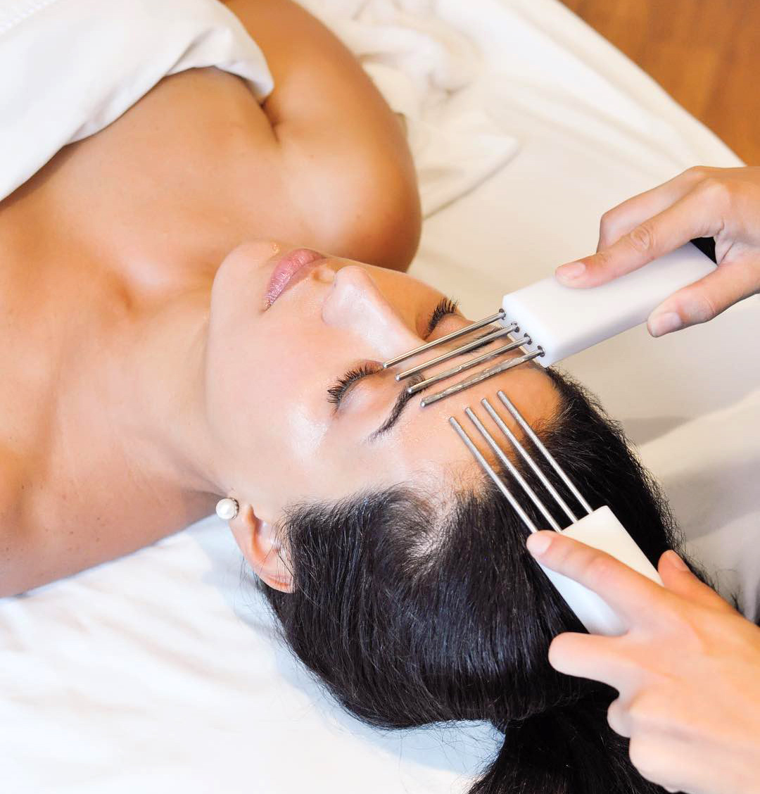 “Massage mặt bằng điện” – phương pháp mới giúp da trẻ hơn nhiều tuổi