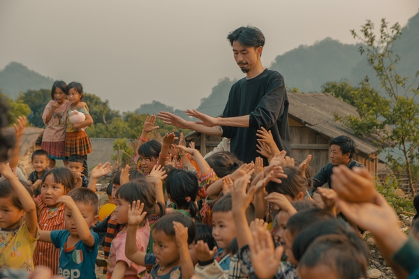 Hơn 1000 em nhỏ được nhận nuôi sau MV của Đen