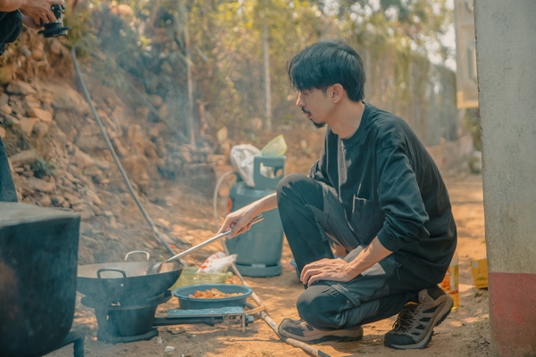 Đen ‘nấu ăn cho em’ trong MV mới