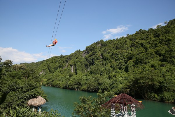 Khám phá vẻ đẹp suối nước Moọc