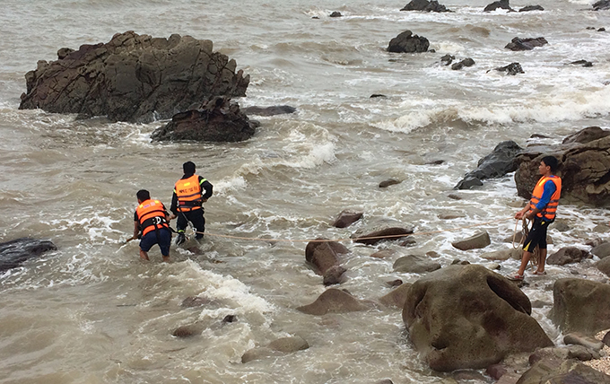 Tắm biển nơi đá lởm chởm khiến ba du khách gặp nạn