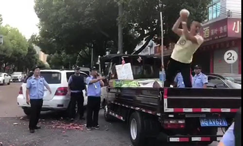 Tiểu thương Trung Quốc đập nát xe dưa hấu vì tức giận