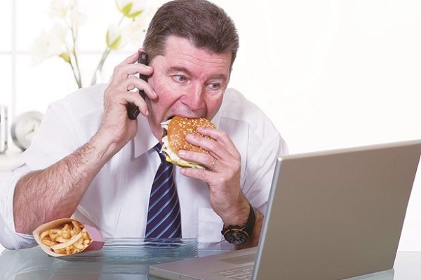 Tác hại khôn lường từ việc ăn ngủ cùng máy tính, điện thoại 