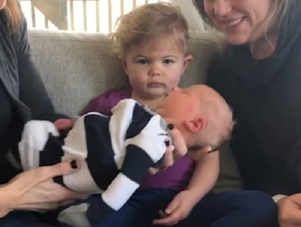 Một cô bé thờ ơ trong lần đầu thấy em trai của mình