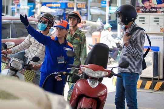 Giá xăng giảm hơn 1.000 đồng/lít từ 0 giờ ngày 1.4