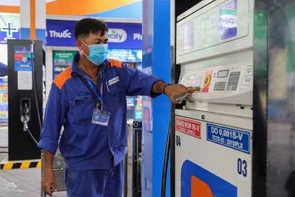 Vì sao giá xăng đột ngột ‘quay đầu’ giảm mạnh?