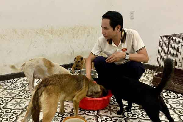 Người đàn ông giải cứu 31 chú chó trong lò mổ