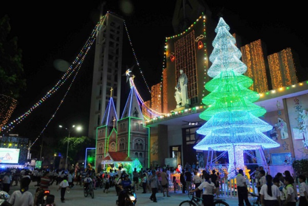 Chùm ảnh: Chật kín người dân TP HCM và Hà Nội trên các tuyến đường trung tâm vào tối Giáng sinh