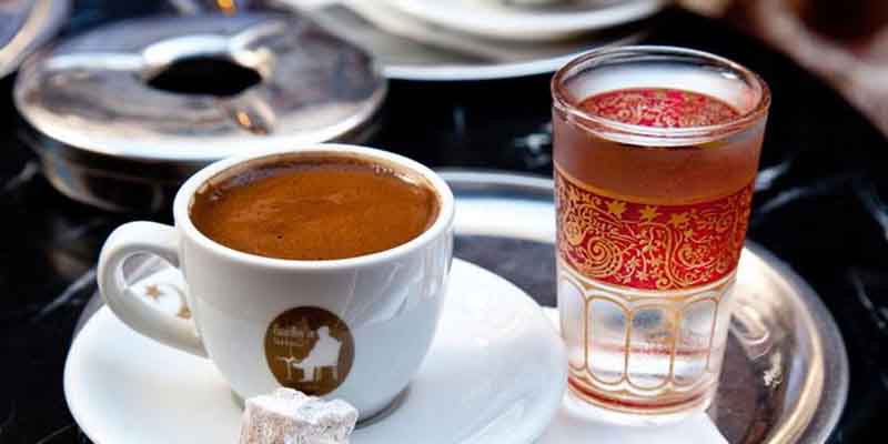 Giữ trắng răng khi uống cà phê