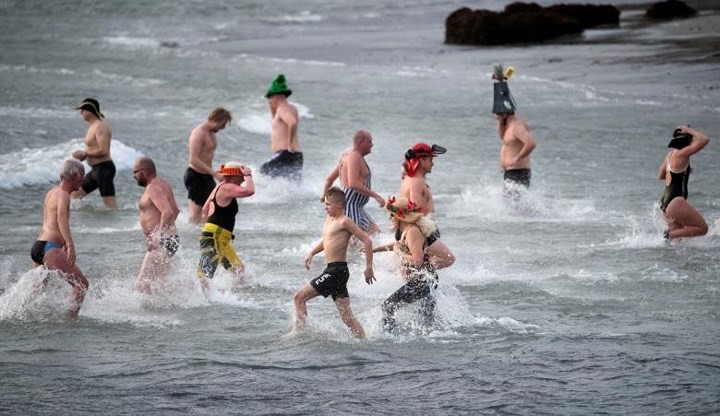 Tắm nước lạnh đầu năm ở các nước Âu – Mỹ