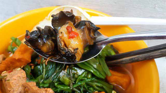 Quán bún riêu bình dân thu hút khách Sài Gòn