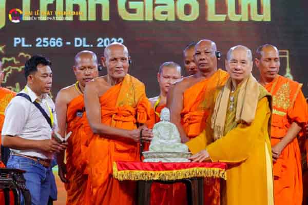 Hàng ngàn người dự đại lễ Phật thành đạo tại Bà Rịa-Vũng Tàu