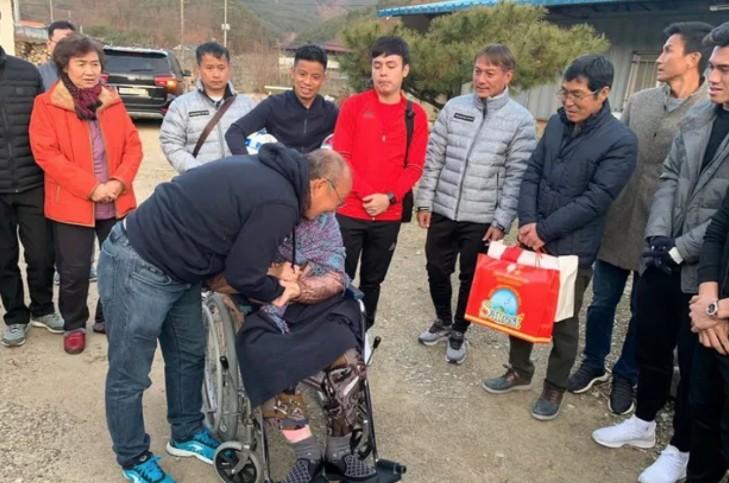 Các học trò về thăm nhà và mẹ già ở Hàn Quốc của ông Park Hang-seo