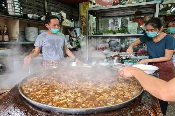 Món mì Thái với nước hầm 50 năm khiến du khách ăn một lần mãi không quên