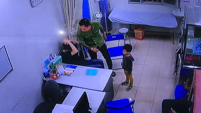 Cộng đồng mạng phẫn nộ cảnh bác sĩ Bệnh viện Xanh Pôn bị đánh tới tấp