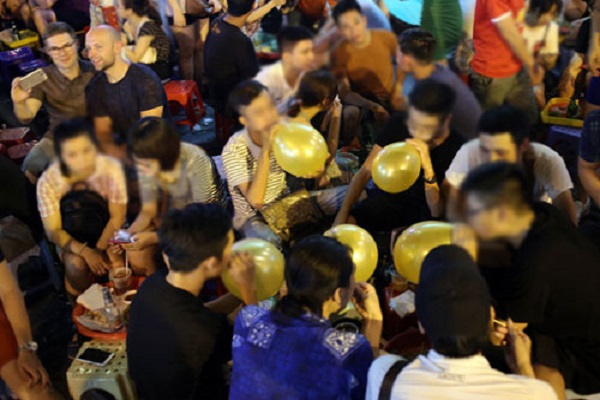 Hệ lụy khi giới trẻ nghiện sử dụng bóng cười