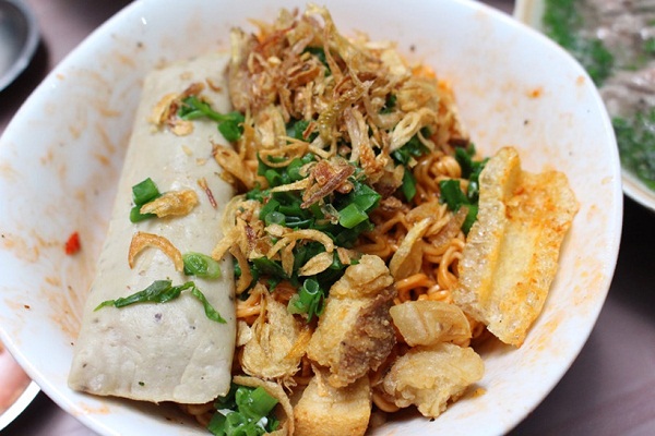 Món mì gói trộn muối ớt gây thương nhớ cho người Sài Gòn