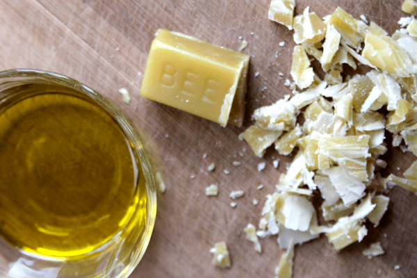 Hướng dẫn tự làm sáp ong thảo mộc để chữa bệnh đau đầu 