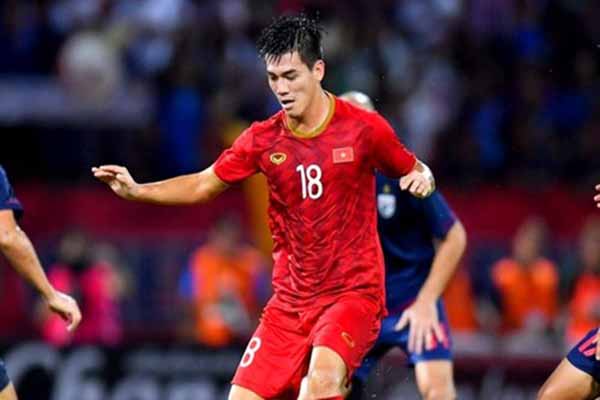 Sao Việt vỡ òa khi Tiến Linh ghi bàn mở tỉ số 1 – 0