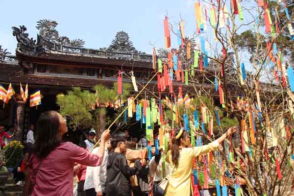 Ý nghĩa phong tục cúng giao thừa và xin lộc đầu năm của người Việt