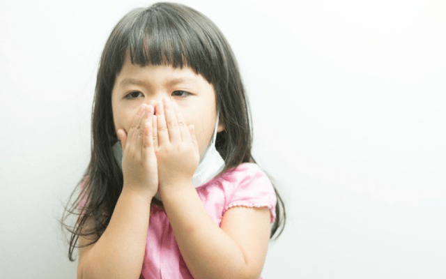 Kiêng tắm, kiêng ăn tôm – gà – bò cho trẻ khi bị ho có phải là giải pháp tốt?