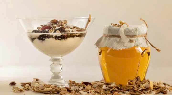 Mật ong kết hợp sữa chua giúp bảo vệ lợi khuẩn