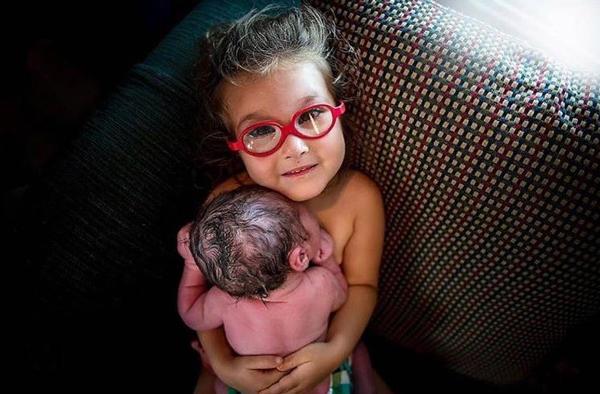 Câu chuyện tình thân ngọt ngào của em bé 3 tuổi giúp mẹ sinh thường