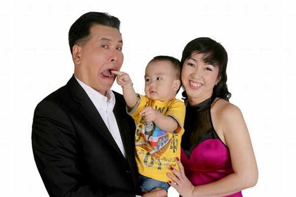 Hữu Nghĩa chẳng cần ngại ngùng khi có con ở tuổi gần 60