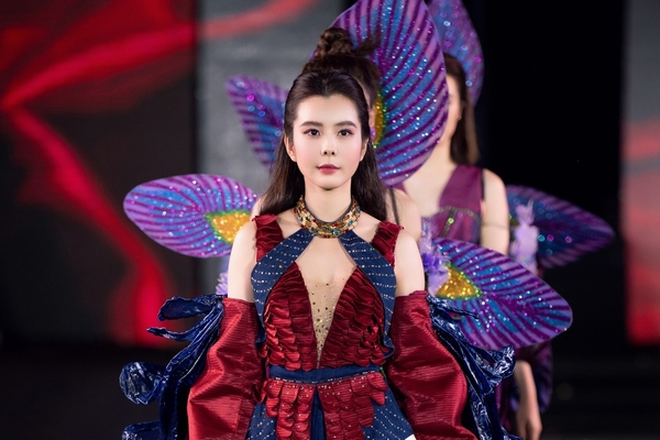 Hoa hậu Huỳnh Vy hóa ‘thiên thần bướm’ trên sàn catwalk