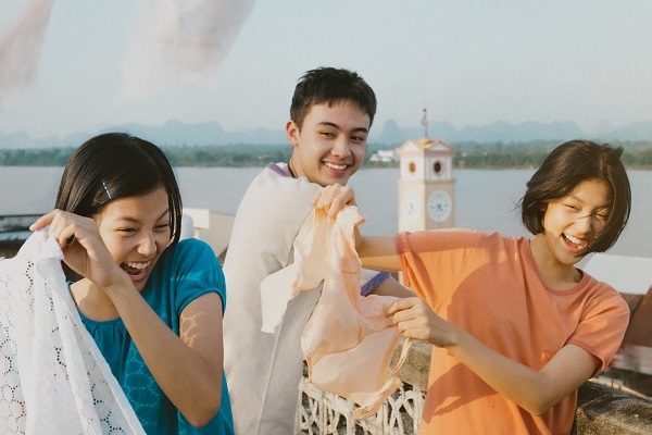 Tình chị duyên em: Sẽ ra sao khi hai chị em sinh đôi cùng thích một người?