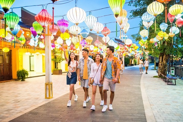 Nghệ thuật vẽ đèn lồng tô điểm nét đẹp cho phố cổ Hội An