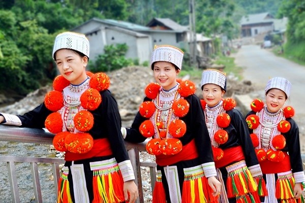 Hai cô gái Dao đỏ thế hệ Gen Z và những món quà cho du khách