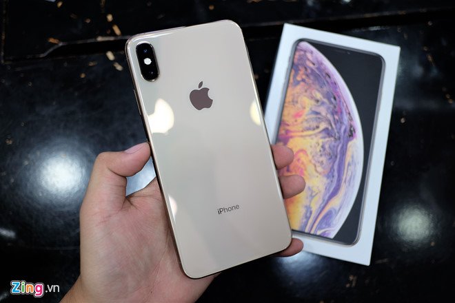 Tại sân bay Nội Bài, nhiều iphone đời mới bị niêm phong