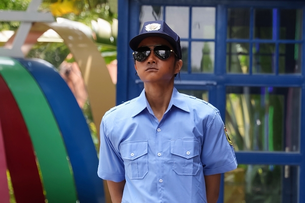 Hoa hậu H’Hen Niê ‘biến hình’ thành anh bảo vệ