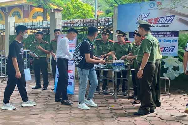 Lo ngại nắng nóng và tắc đường, thí sinh Hà Nội đến điểm thi sớm