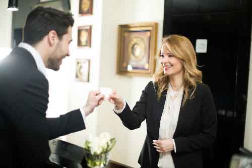 Khám phá bí mật đằng sau sự cởi mở của nhân viên khách sạn