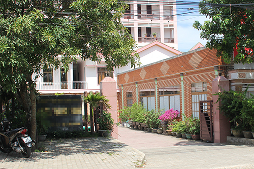 Một nữ cán bộ bị kiện vì ở cùng phòng khách sạn với người có vợ