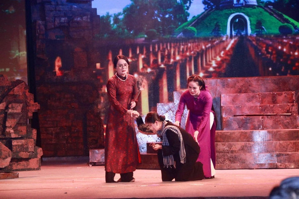 Tác phẩm ‘Mưa đỏ’ được chuyển thể trên sân khấu chèo, lấy trọn nước mắt khán giả