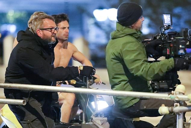 Ngôi sao “Avengers” khoả thân cùng bạn diễn giữa đường phố Hy Lạp