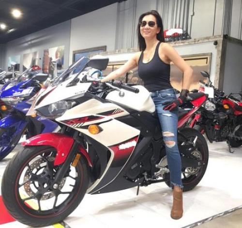 MC Nguyễn Cao Kỳ Duyên lấy được bằng lái môtô ở tuổi U50