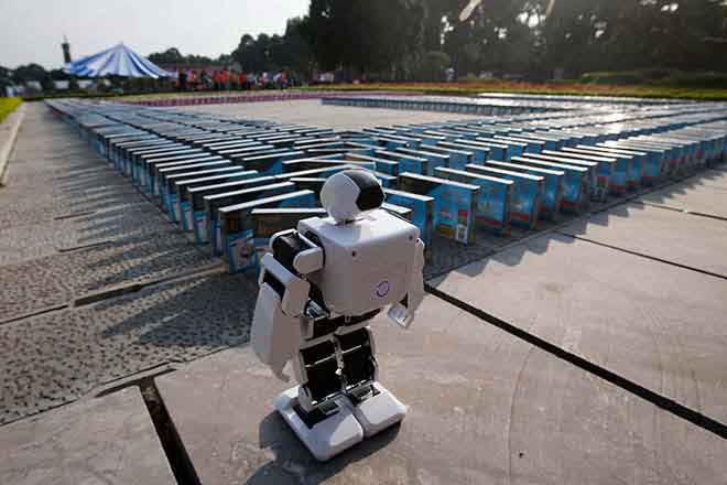 Xác lập kỷ lục xếp 3.000 cuốn sách theo hiệu ứng domio