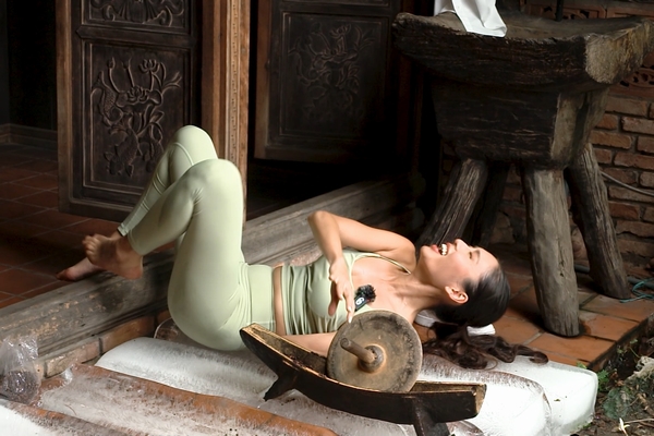 Thảo Nhi Lê ‘té sấp mặt’ trong thử thách xay tiêu trên đá lạnh