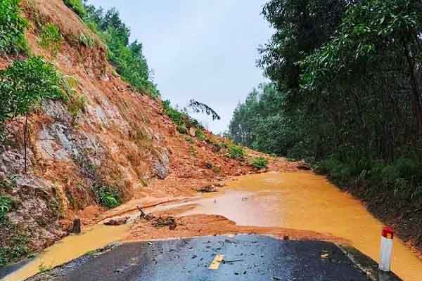 Cảnh báo lũ quét, sạt lở đất từ Quảng Bình đến Quảng Ngãi và Kon Tum