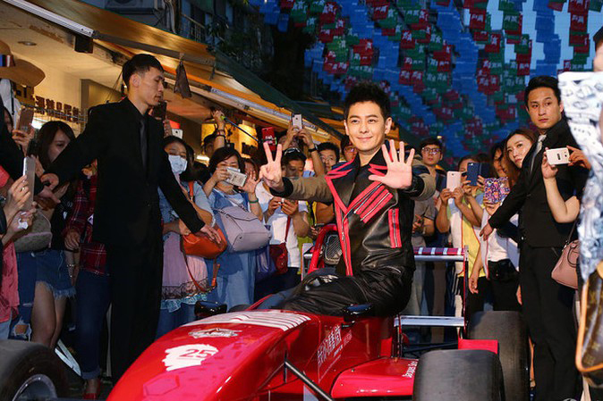 Lâm Chí Dĩnh tay đua cự phách của giới nghệ sĩ Hoa Ngữ