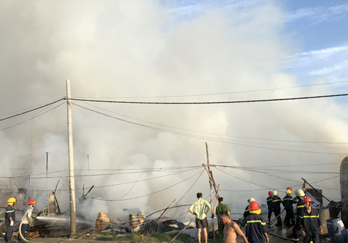 Một khu lán trại của công nhân ở Sài Gòn cháy rụi